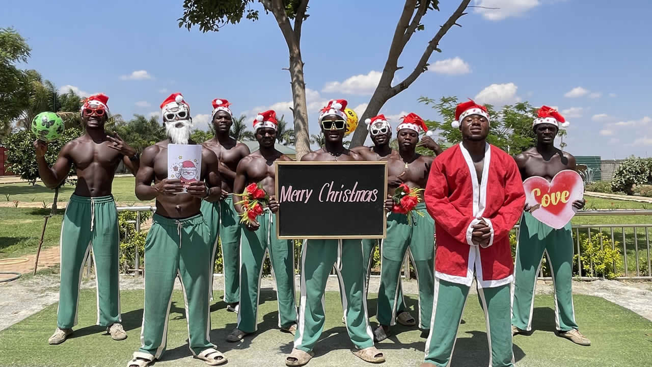 Afrikanisches Fitness Team - grüne Hose